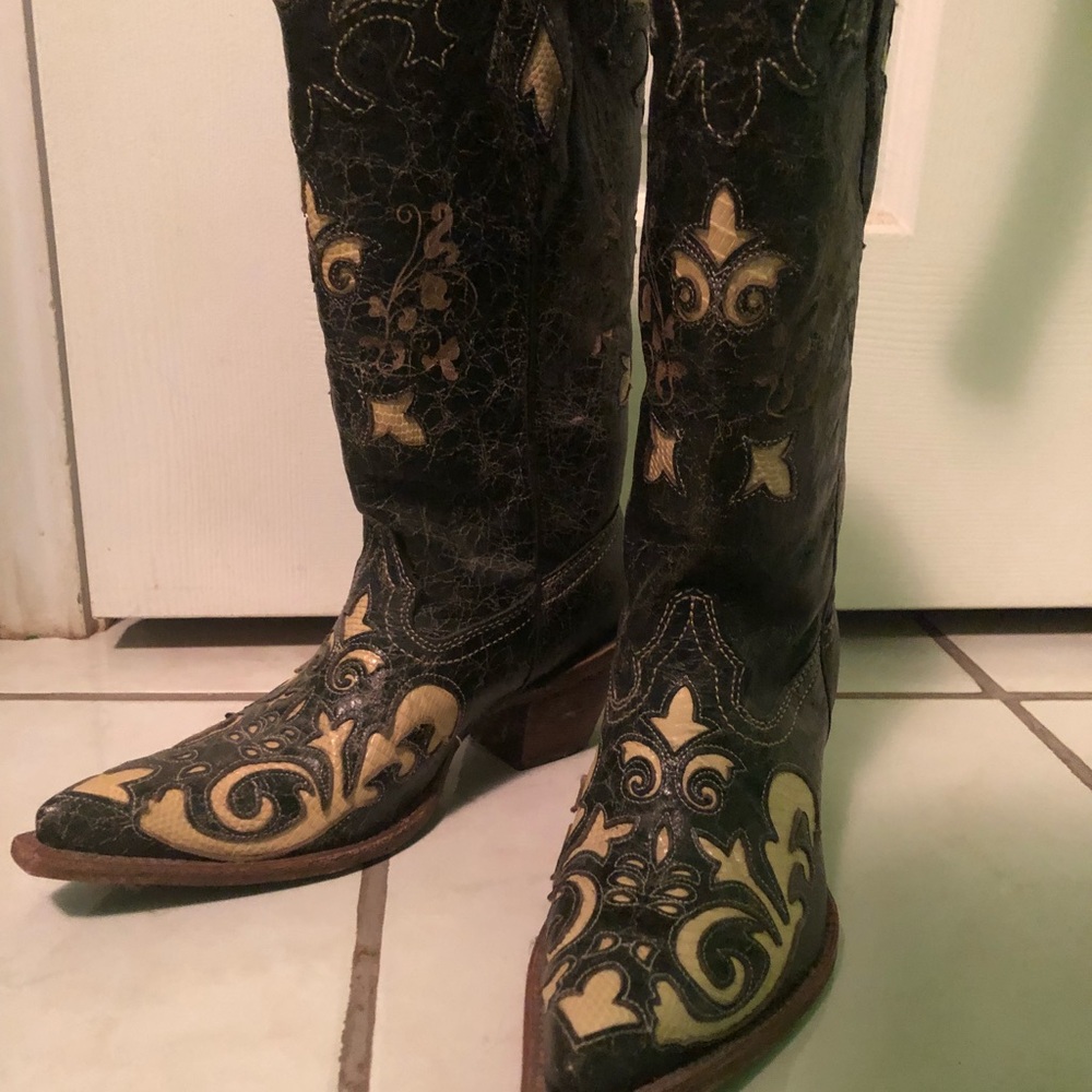 Black cowgirl boots